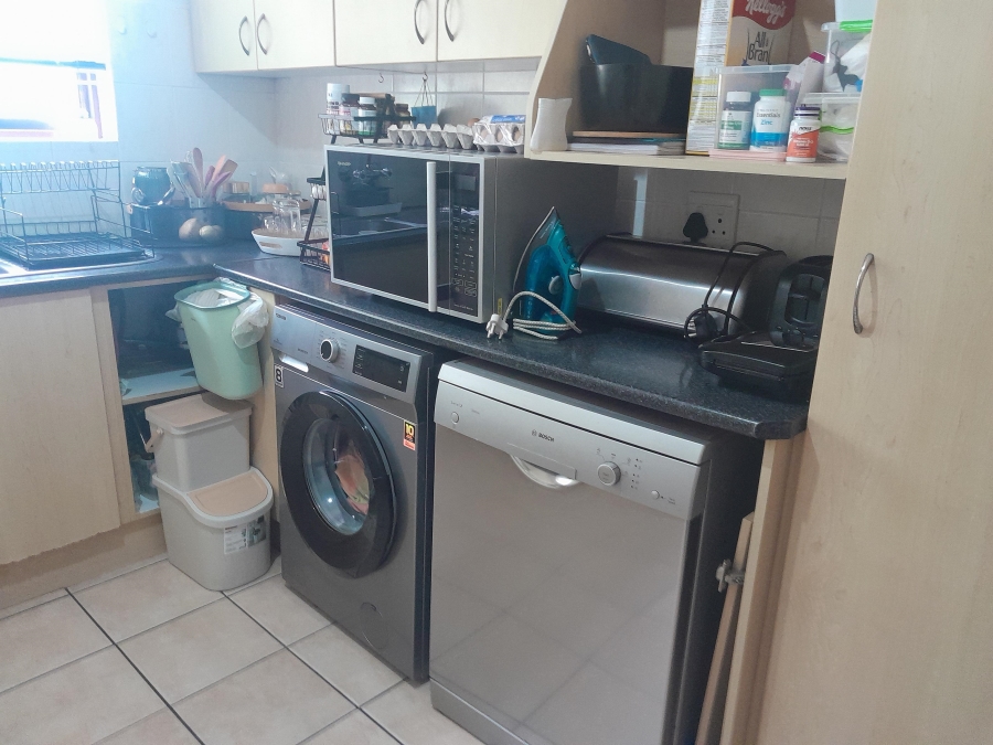 To Let 2 Bedroom Property for Rent in Pinelands Western Cape